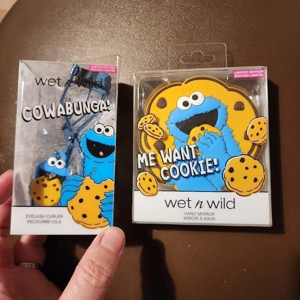 NEW Wet N Wild Seasame Street Cookie Monster Hand Mirror Eyelash Curler Cosmetic